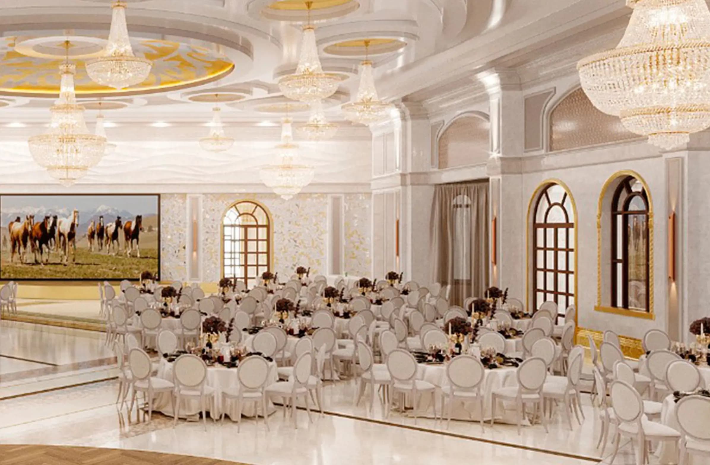 Роскошный банкетный зал с круглыми столами, белыми стульями и большими хрустальными люстрами.