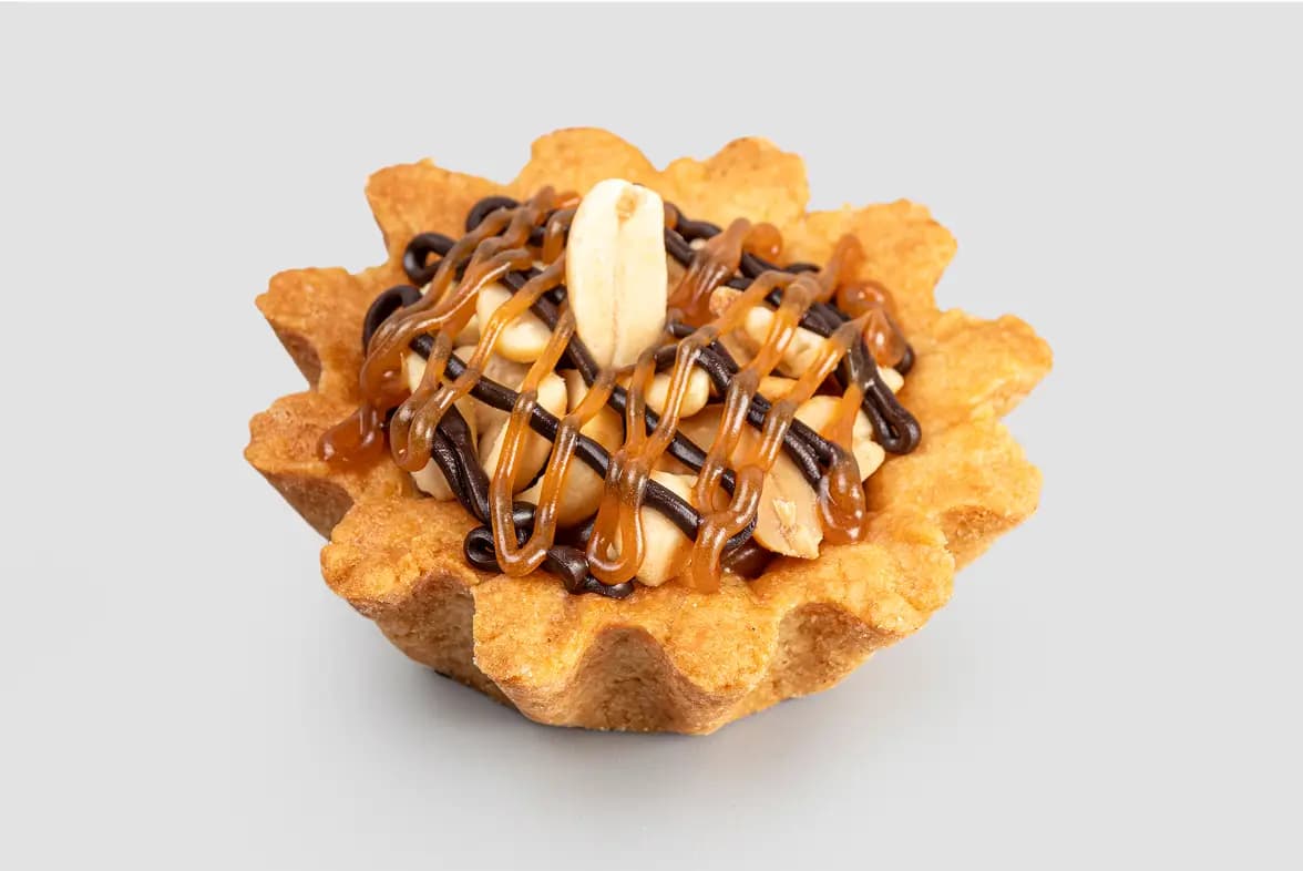 Кекс с орехами, карамелью и шоколадом.