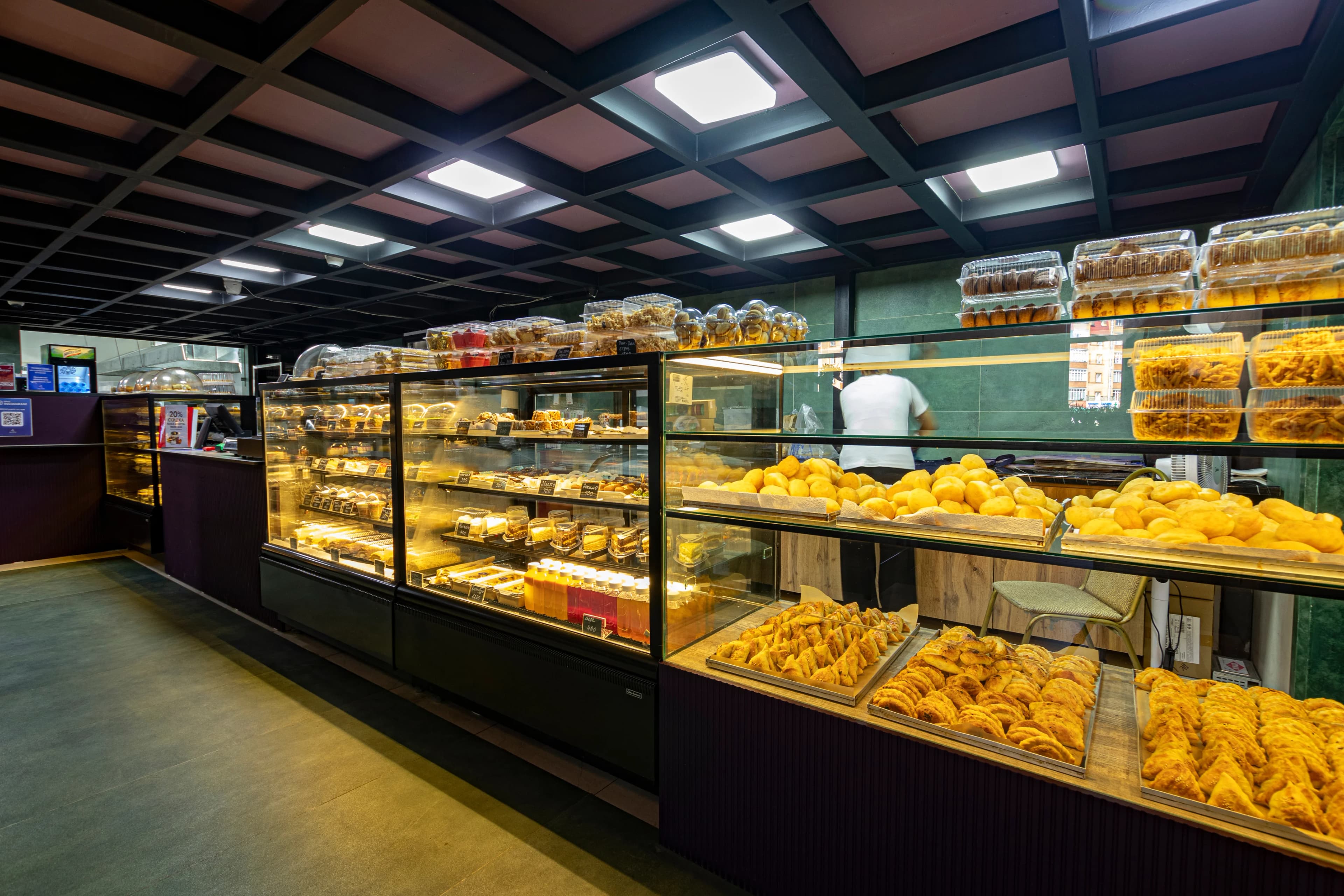 Витрина кондитерской с большим выбором свежей выпечки и десертов.