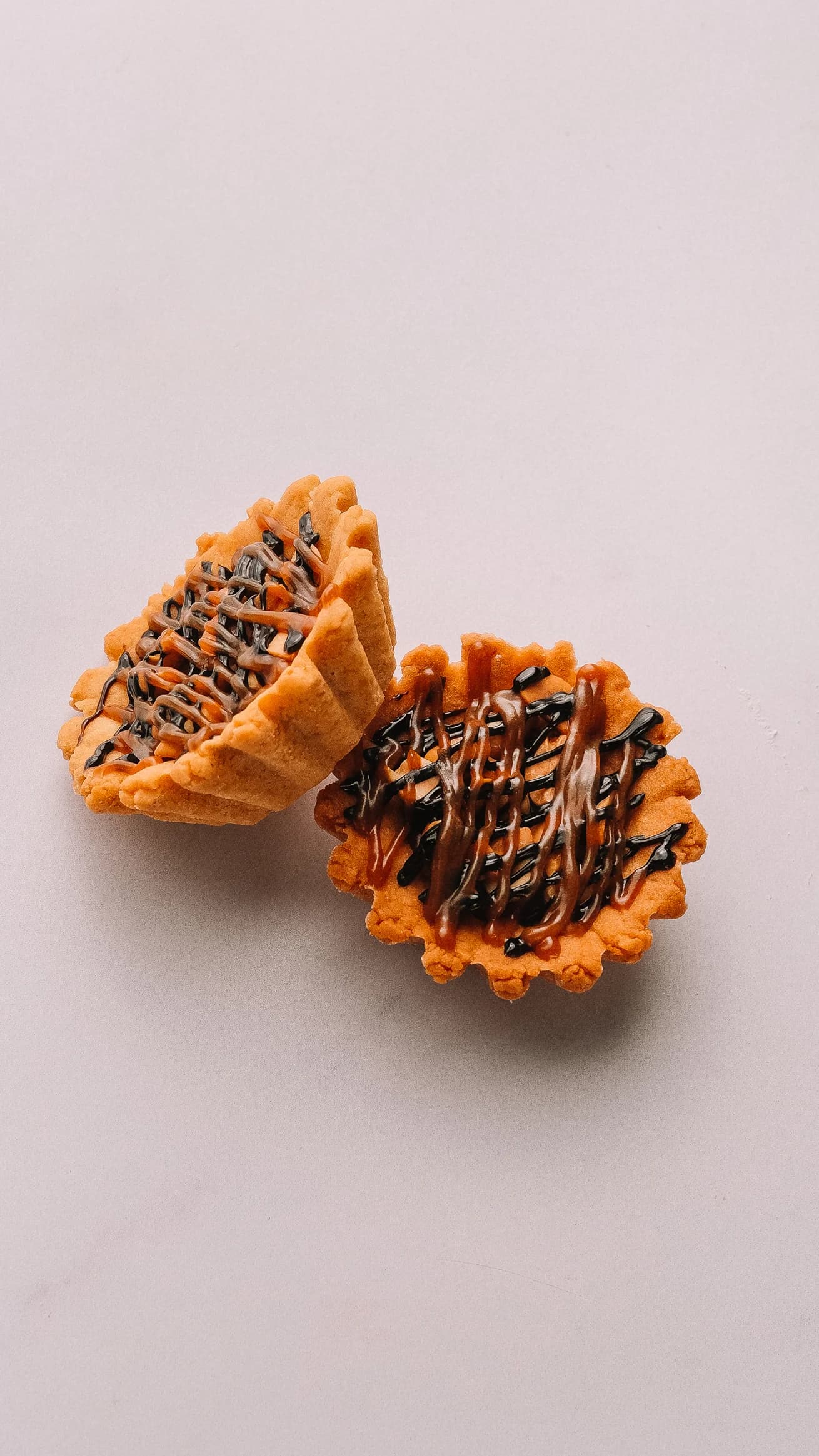 Две песочные корзиночки с шоколадным и карамельным соусом.