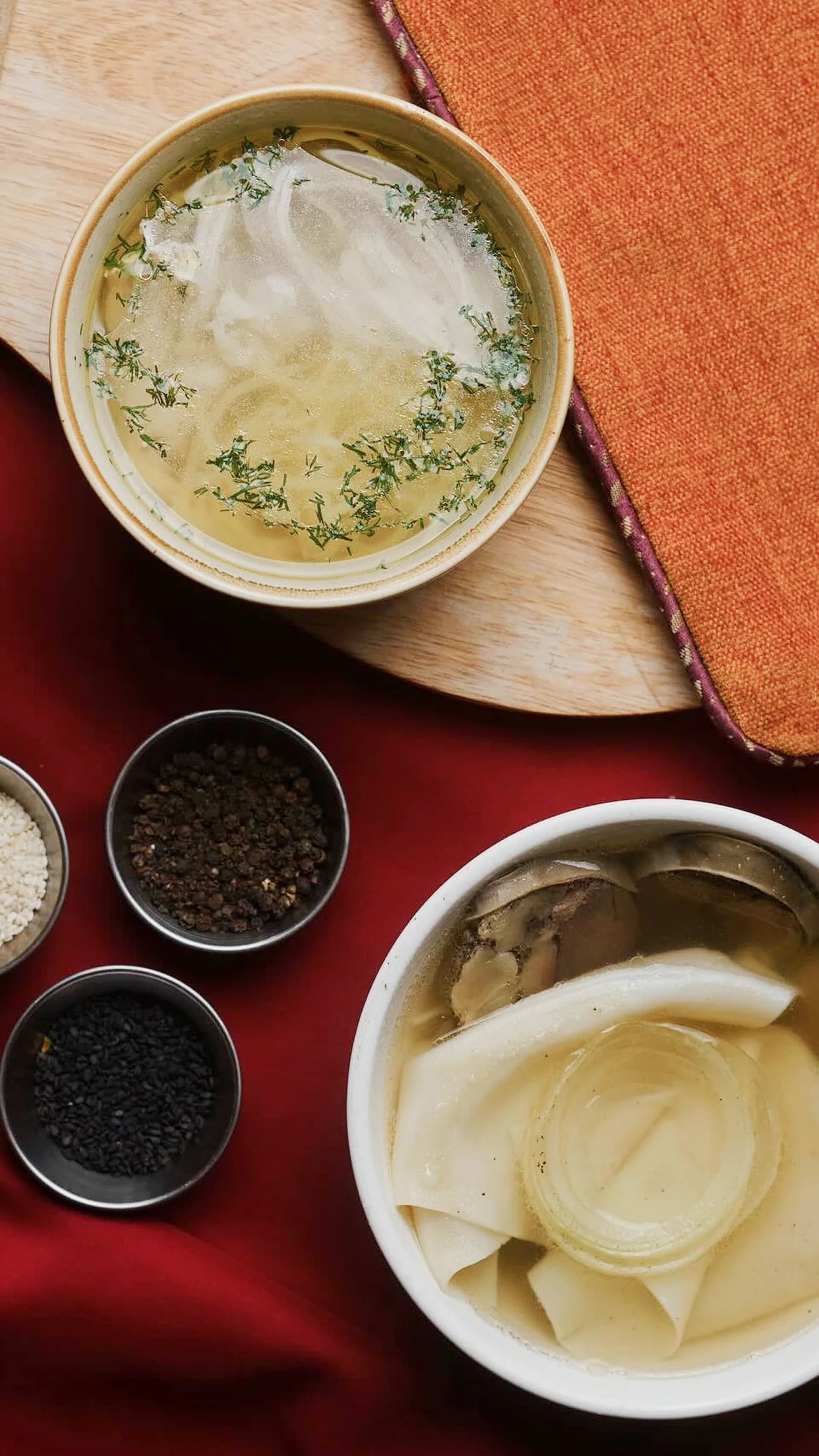 Традиционный суп с лапшой лагман и специями в маленьких пиалах.